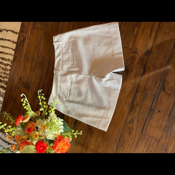 White House Black Market Stretch Shorts Size 0- Woven-Cream - Picture 2 of 3